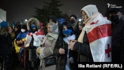 Під час поховання грузинських бійців Джіа Беріашвілі та Давіта Ратіані