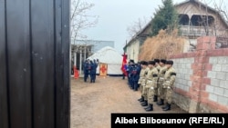 Подготовка к похоронам в селе Кара-Ой. 25 марта 2022 года.