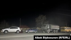 Маркумдун сөөгүн жеткирип келген машинелер. 