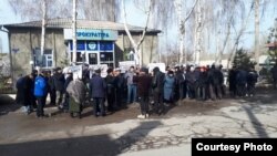 Сторонники Жалилова и Эгембердиева.