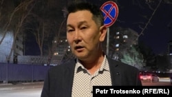 Журналист Лұқпан Ахмедияров полиция департаментінің алдында. Астана, 10 сәуір, 2025 жыл.