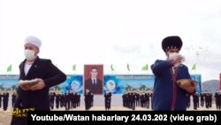 Муфтий и представитель старейшин разбрасывают зерно на торжественной церемонии начала сева пшеницы. Туркменистан, 24 марта, 2022.