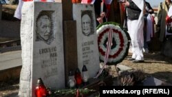 Кенатаф (сымбалічная магіла) Івана і Антона Луцкевічаў на могілках Росы ў Вільні. Архіўнае фота.