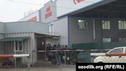 Кыргыз-өзбек чек арасындагы "Достук" өткөрмө бекети. Архив.