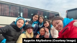 Кыргызстандык окуучу кыздар. Алматы, Казакстан.  27-март, 2022-жыл. 