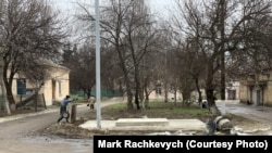 Робітник працює над встановленням кисневого баку біля Бориспільської багатопрофільної лікарні інтенсивного лікування