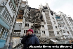 Жителька Маріуполя в зруйнованомі місті, більша частина якого захоплена. Кінець березня