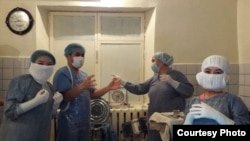 Келинди аман алып калган дарыгерлер.