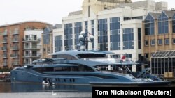 Сергій Науменко вимагає скасувати арешт його 58,5-метрової супер’яхти Phi та відшкодувати збитки.