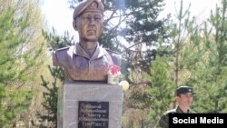 Эсентур Кубанычбековдун эстелиги. 