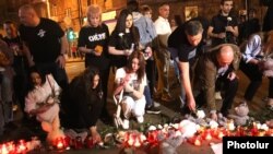 Armenia - Citizens pay their respects to a pregnant woman who was hit and killed by a police car that was part of Prime Minister Nikol Pashinian's motorcade, Yerevan, April 27, 2022.
