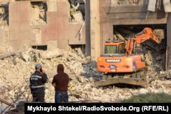 Розбирання завалів у місці влучення російських ракет. Миколаїв, 29 березня 2022 року