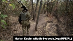 Військовий на передових позиціях Збройних сил України в Донецькій області