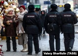 Росгвардійці патрулюють вулицю в Москві