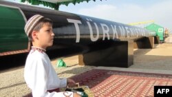 Туркменский мальчик в национальной одежде на церемонии открытия газопровода в Китай. Шаттык, 31 мая 2010 года.
