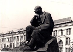 Помнік Якубу Коласу ў Менску