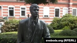 Вось чыноўнік сьпяшаецца на працу — скульптура каля будынку Міністэрства ўнутраных спраў.