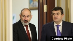 Премьер-министр Армении Никол Пашинян и   лидер Нагорного Карабаха Араик Арутюнян (комбинированная фотография). 