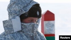 Российский военнослужащий на границе России и Норвегии