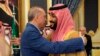 Vəliəhd şahzadə Məhəmməd bin Salman Cəddədə  R.T.Ərdoğanı qarşılayır. 28 aprel 2022 
