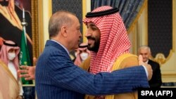 Vəliəhd şahzadə Məhəmməd bin Salman Cəddədə  R.T.Ərdoğanı qarşılayır. 28 aprel 2022 
