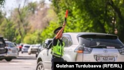 Жол кайгуул кызматкери. Иллюстрациялык сүрөт. Бишкек, Кыргызстан