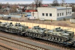 Российский воинский эшелон с боевой техникой на станции под Гомелем. 30 марта 2022 года