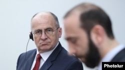 Действующий председатель ОБСЕ, министр иностранных дел Польши Збигнев Рау и министр иностранных дел Армении Арарат Мирзоян во время совместной пресс-конференции в Ереване, 1 апреля 2022 г.