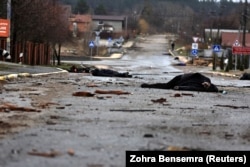 Тіла цивільних осіб, які були вбиті російськими військовими. Місто Буча Київської області, 3 квітня 2022 року