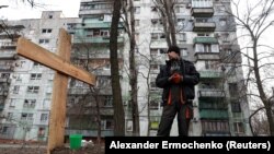 У Маріуполі загиблих ховають у дворах житлових будинків, березень 2022 року 