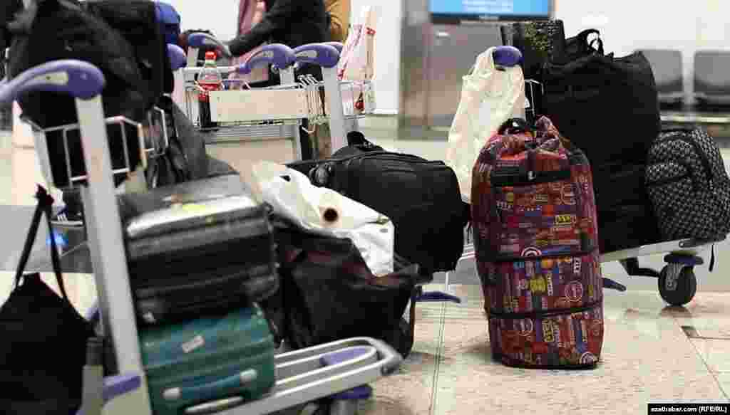 Türkmen ýolagçylary köplenç uly goşlary bilen barýar. Köpüsi Türkmenistana hemişelik gitmäge niýetlenýär.&nbsp;