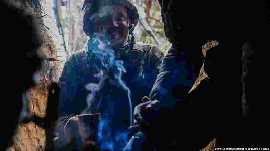 Українські військові палять та п&#39;ють чай під час російського артилерійського обстрілу, 31 березня 2022 року