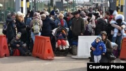 Украинские беженцы на румынской границе во время полномасштабного вторжения России, архивное фото