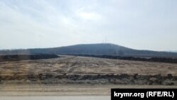 Ширина нової дороги від траси Феодосії в районі Грушівки на Судак. Крим, березень 2025 року