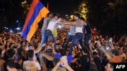 Участники акции против повышения тарифов заблокировали центральную автомагистраль Еревана.  25 июня 2015 года.