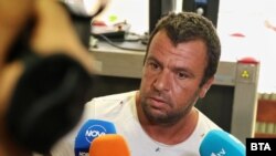 Христо Раев – капитан на лодката, теглила водния парашут, от който падна детето, е третият обвиняем по делото. Съдът потвърди и неговата мярка за неотклонение – „парична гаранция“. 28 август 2025 г.