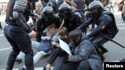 Ռուսաստան - Ոստիկանները բերման են ենթարկում ցուցարարներին Սանկտ Պետերբուրգում, 1-ը մայիսի, 2019թ․