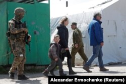 Эвакуированные из района завод "Азовсталь" в Мариуполе в Безымянном, которое находится под контролем российских сил