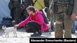 Украина. Мариуполдогу "Азовсталь" заводунун аймагынан чыгарылган жашоочу.  