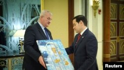 Министр иностранных дел Украины Андрей Сибига передает икону госсекретарю США Марко Рубио. Джидда (Саудовская Аравия), февраль 2025 года