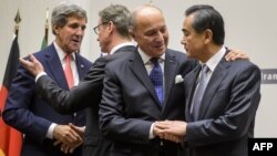 از راست به چپ: وزرای خارجه چین، فرانسه، آلمان، آمریکا پس از امضای توافق‌نامه در ژنو