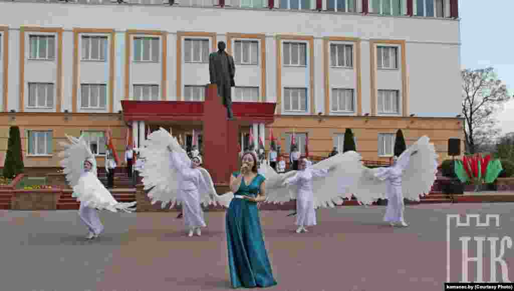 У Камянцы прайшла цырымонія ўручэньня пасьведчаньняў аб занясеньні на раённую Дошку гонару Камянецкага раёну. Адбыўся і канцэрт, які выгладаў так.