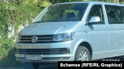 Цей Volkswagen, за даними джерел «Схем» у поліції, належить Олегу Миколайовичу Титаренку – давньому соратнику та менеджеру бізнес-структур Льовочкіних