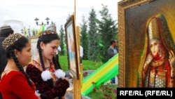 Духтарон дар Туркманистон бо либоси миллии ин кишвар