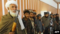 "Talyban" hereketiniň öňki söweşijileri owgan hökümetiniň amala aşyrýan parahatçylyk we barlyşyk prosesiniň çäginde geçirilen dabarada, Hyrat, 23-nji oktýabr, 2013.