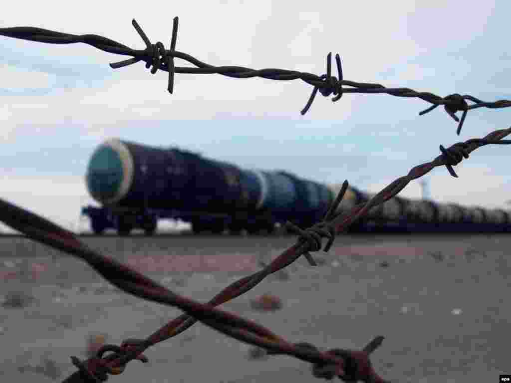 За колючей проволокой железная дорога, соединяющая Хайратон с Мазари-Шарифом. 2012.