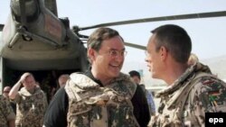 فرانس یوزف یونگ، وزیر دفاع آلمان در جریان دیدار از افغانستان