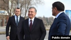 Зайнилобиддин Низомиддинов (крайний слева) с президентом Шавкатом Мирзиёевым. Архивное фото