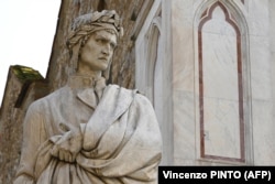 این اولین بار است که اثر ادبی دانته در یکی از کشورهای اروپایی، به دلایل مذهبی و سیاسی، به صورت ناقص منتشر می‌شود.