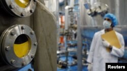 یک کارشناس هسته‌ای ایران در تأسیسات غنی‌سازی اورانیوم در نطنز 